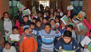Niños aprenden sobre el papel