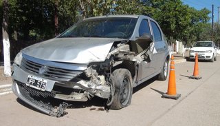 Chocó un camión y un auto en control policial