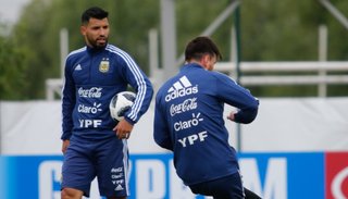 Sampaoli probó con Agüero como delantero y a Salvio de lateral derecho