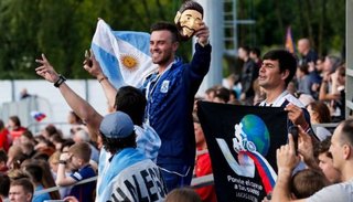 Los hinchas argentinos ya se hacen sentir en Moscú