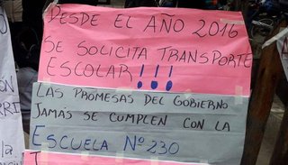 Padres toman escuela reclamando medio de transporte para sus hijos