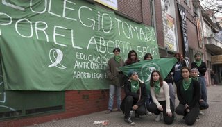 Tomaron 12 colegios para pedir por el aborto legal: no se moverán hasta la votación