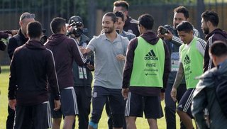 México entrenó en Rusia con la presencia de Maluma