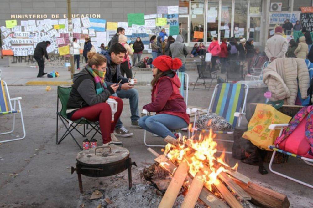 Resultado de imagen para acampan docentes en chubut