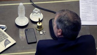 Una cruz y la medalla de la Virgen en el escritorio de Monzó, ¿un desempate cantado?