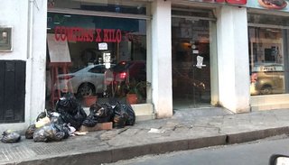 Pese a las recomendaciones, algunos comercios sacaron la basura