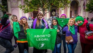 Feministas festejaron por la media sanción de la ley del aborto en la plaza 9 de Julio