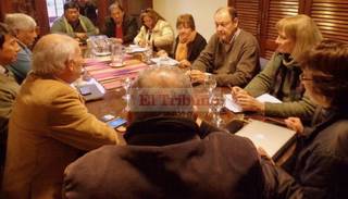 Docentes se encuentran reunidos por una nueva paritaria