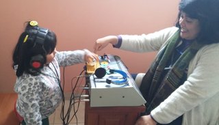 Donan dispositivos auditivos a 5 niños