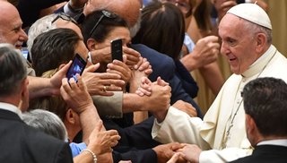 Para Francisco, el aborto "es lo mismo que hacían los nazis, pero con guantes blancos"