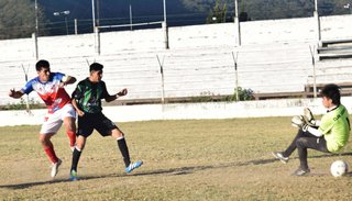 Cachorros fue letal, goleó a Unión y volvió a cima