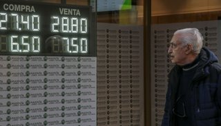 El dólar cerró la semana por debajo de los $28