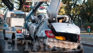 Escapaban de la Policía y se estrellaron en una estación de servicio de la Terminal: un muerto