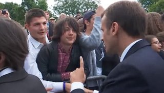 Macron retó a un estudiante que le dijo “Manu”: “A mí me llamas señor presidente o señor”