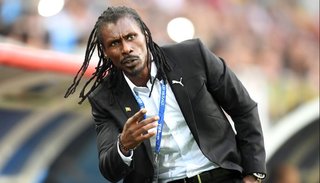 El look "rastafari" del DT de Senegal