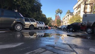 Las aguas servidas inundan el Bº Casino desde hace un mes: nadie tomó cartas en el asunto