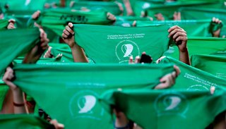 Policía instó a hacer "puntería" con los pañuelos verdes y lo sancionaron