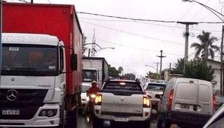 Piden colocar señalización vial y reductores de velocidad frente a la plaza principal
