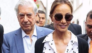 Mario Vargas Llosa ya se recupera en su casa