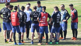 Cómo fue la reunión entre los jugadores, Sampaoli y Chiqui Tapia
