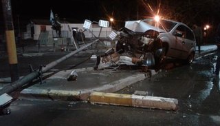 Perdió el control de su auto y se incrustó contra un poste de luz