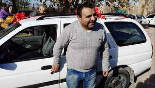 Conmovedor: Sus compañeros le regalaron un auto para llevar a su hija al hospital