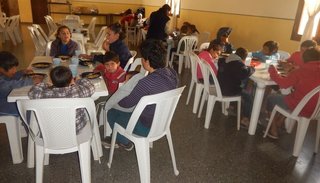 Envían $10 por día para dar de comer a 130 chicos
