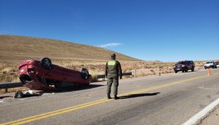 Hombre muerto y mujer herida grave en vuelco