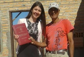 VIDEO. Es hija de un albañil, recibió su título universitario y se lo llevó a su papá a la obra