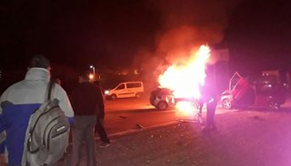 Dos personas murieron calcinadas y otra resultó herida en un trágico siniestro vial