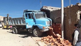 Camión se incrustó en una casa