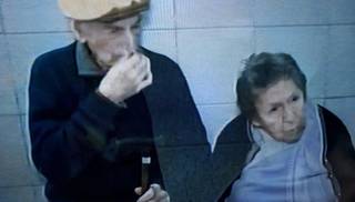 Una pareja de abuelos fue abandonada por su hijo en un bar y la Policía debió socorrerlos
