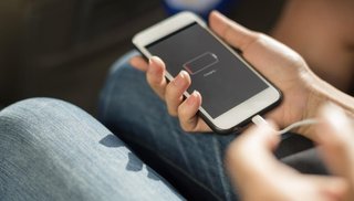 Determinan que la carga rápida de los celulares acorta la vida útil de las baterías