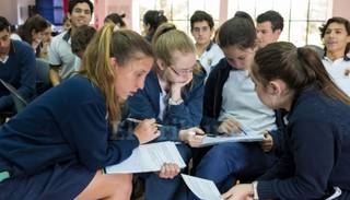 Para terminar con los profesores "taxi" proponen permutar horas