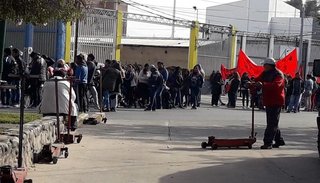 Manifestantes protestan en el CCM y obstaculizan la salida