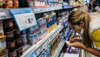Por la crisis, los salteños dejan el pan, comen más cerdo y no salen