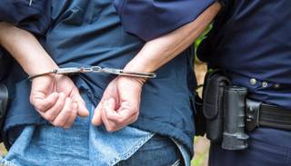 Fue detenido junto a dos menores tras asaltar y golpear a una mujer