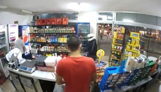VIDEO Tucumán: entró a robar un kiosko, se disparó en la pierna y murió