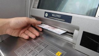 Le robaron 11 mil pesos que había sacado de un cajero automático