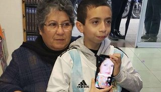 Después de perder el celular con las fotos de su mamá, le regalaron un teléfono a Gino