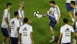 Argentina reinicia el sueño de ser campeón con un debut difícil frente a Colombia