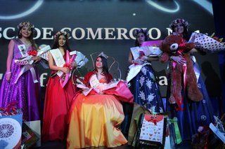 "Los Loros" del Comercial N° 1 coronaron a la bella Antonella