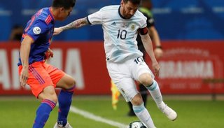 En su debut en la Copa América, Argentina cayó ante Colombia por 2 a 0