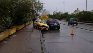 Choque en el Puente San Martín con daños materiales