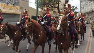 VIDEOS. Granaderos brindan homenaje a Güemes en el centro de la ciudad