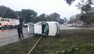 Joven muere al chocar contra un poste y volcar