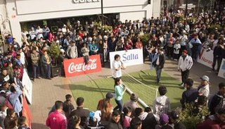 Pantalla gigante y fútbol tenis en la Plazoleta IV Siglos
