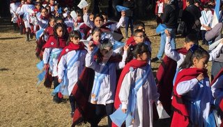 Video. Alumnos prometieron lealtad a la bandera en la Casona de Castañares