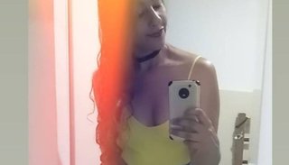 Una adolescente fue a comprarse ropa y le sacaron fotos adentro del probador