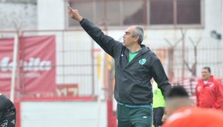Iván Delfino renovó su contrato como DT de Sarmiento